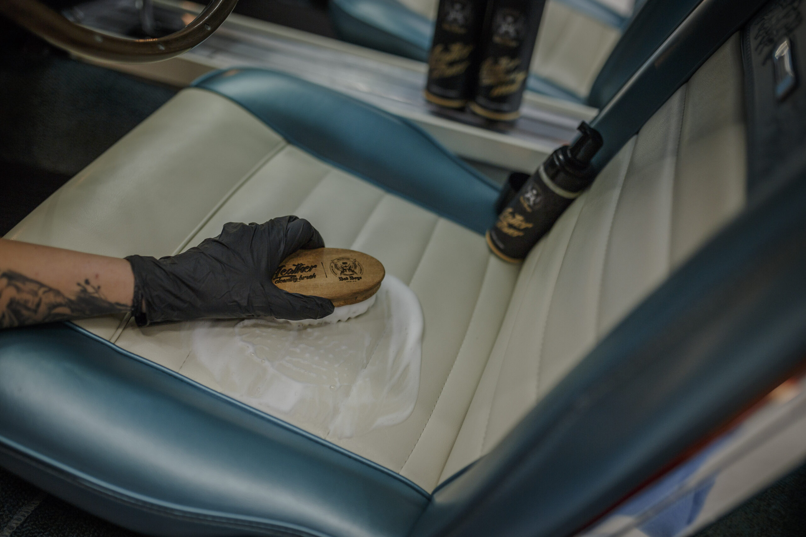 mustang_white_bialy_bad_boys_wax_wosk_detaili0ng_leather_cleaner_26 Leather Exorcist 500ml | Leather Cleaner - Imagen 4